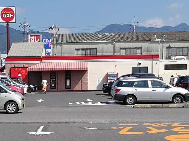 ダイレックスの前にあります_ガスト 柳井店