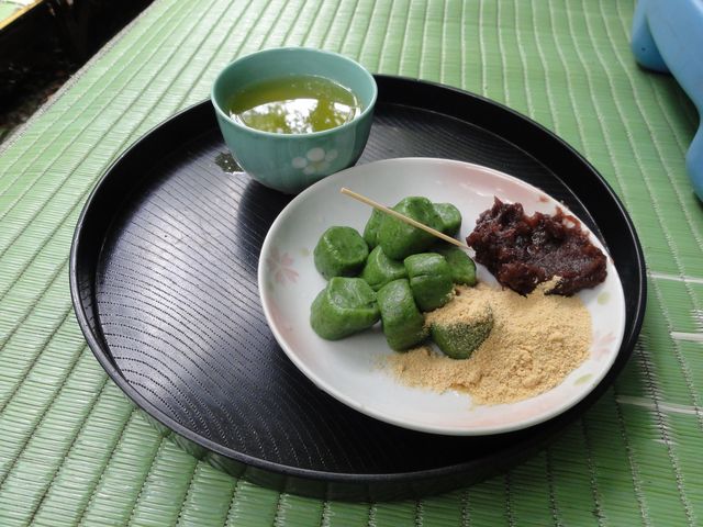 名物、お団子。お茶1杯付400円。_小太郎が淵