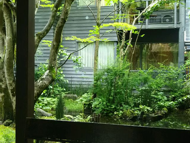 ランチのテラスから望める中庭の池_オーベルジュ・ド・プリマヴェーラ