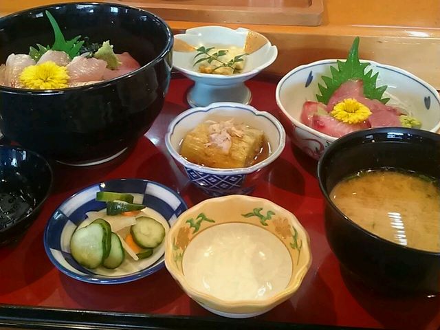 お昼の定食と刺身もつけました_割烹 福寿司