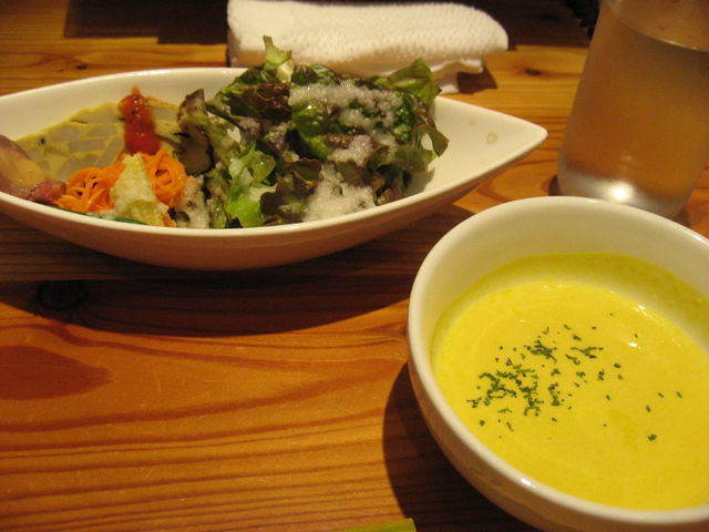 前菜サラダ+かぼちゃスープ_ビストロやまごや