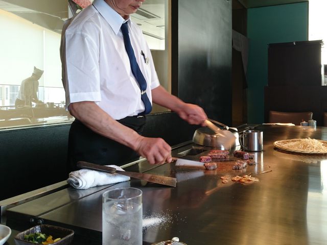 目の前で焼いてくれます_ステーキみその 神戸本店