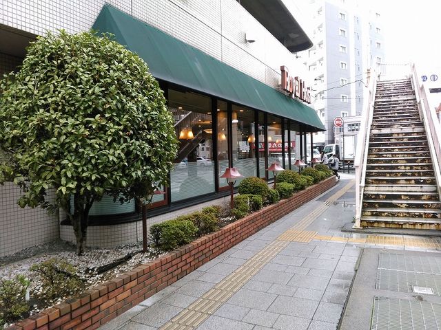 愛宕上杉通り側です_ロイヤルホスト北仙台店
