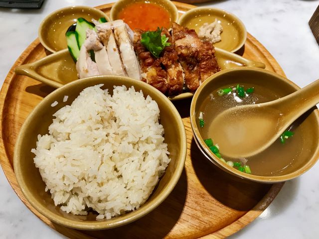 しっとりジューシーな蒸し鶏とカリッと香ばしい揚げ鶏_シンガポール 海南鶏飯 汐留店