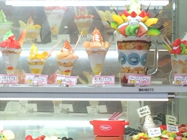 ショーケースにクレープの見本はありません。_クレープ ハウス 星野屋