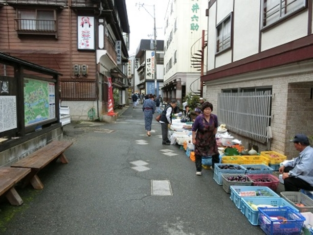 ほていや商店のある温泉街と朝市_ほていや商店