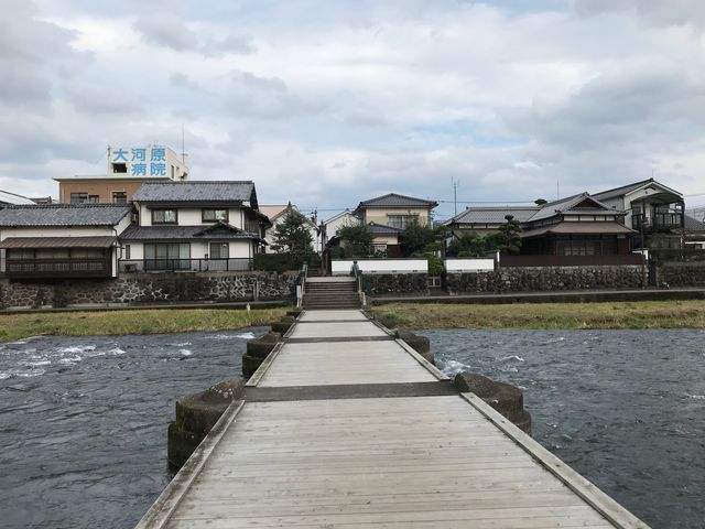 ホテルの川沿いの散歩で見つけた京都風の橋(゜▽゜)_caffelひなのさと