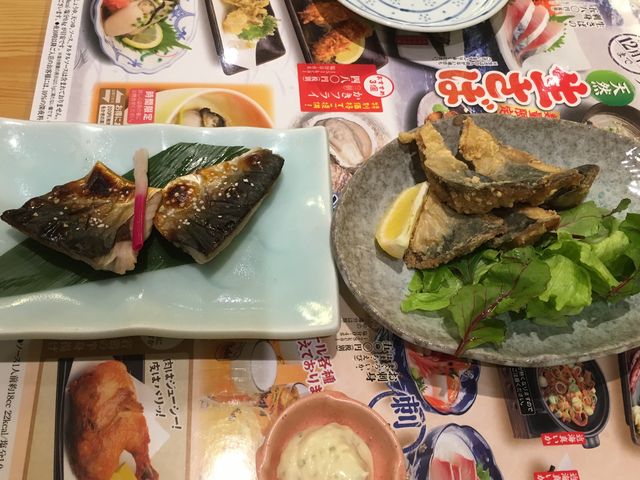 (左)生さばの塩焼き(右)生さばの竜田揚げ、生野菜添え・タルタルソース付き。各品580円(税別)_とんでん久喜店