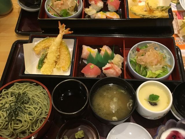 とんでん御膳(天ぷら・ミニ寿司・ミニサラダ・茶碗蒸し・とろろの味噌汁・茶そば、など)_とんでん久喜店