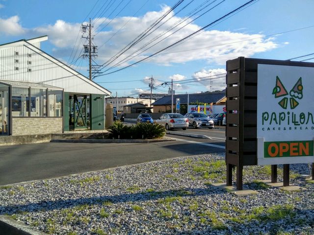 カフェスペースもあるケーキ店_パピヨン 新居店