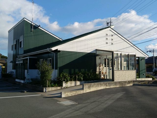 可愛らしい外観のケーキ屋さん_パピヨン 新居店