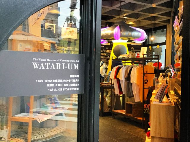 店舗入り口、ドアを開けた途端、興味を引く商品が目に飛び込む!_on sundays’
