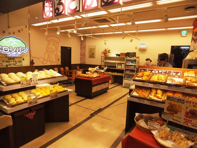 店舗の様子:イートインでコーヒー&メロンパンも楽しそうです。_ベーカリー ぽるとがる