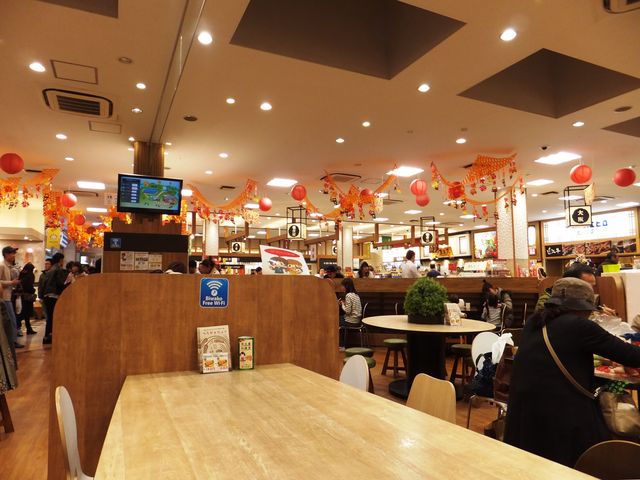 イートインとみやげ物売り場:滋賀・大阪・三重・奈良・名古屋のものが売られています_土山サービスエリア