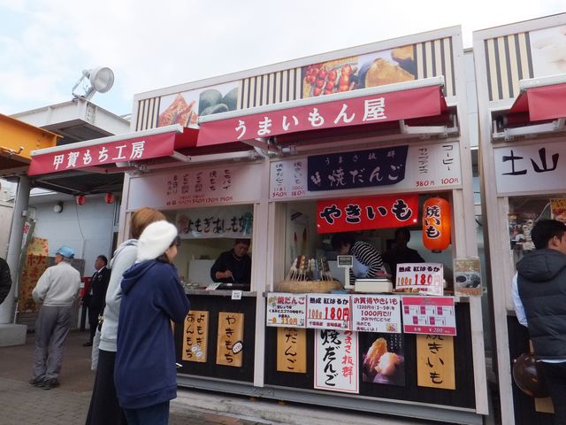 外側には屋台村があります。_土山サービスエリア