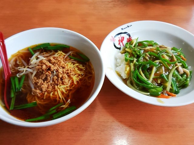 Dセット(麺+飯):台湾ラーメンと青椒肉絲飯_中国料理 味神館
