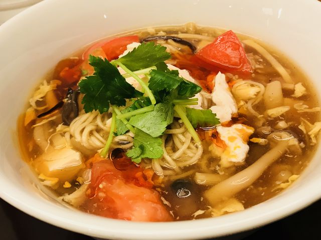 【粥餐庁 京王モール店】『蒸し鶏ときのこのスーラー麺』700円_粥餐庁・新宿京王モール店