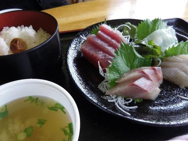 刺身を盛り合わせにして貰いました_もとや