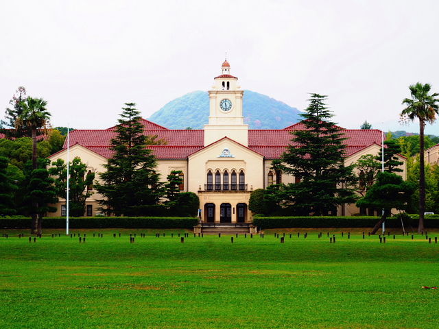 時計台と甲山(かぶとやま)_関西学院大学