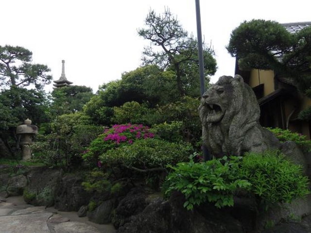 この獅子の像は大阪の北浜にかかる難波橋の像と同じものなんですよw_がんこ屋敷 和歌山六三園