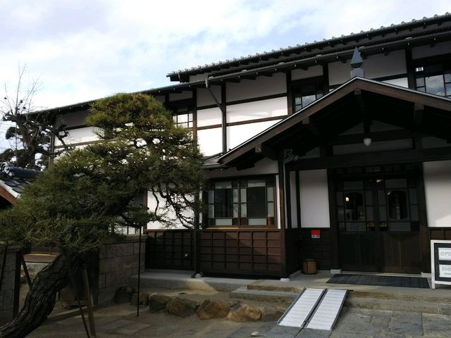 試飲するのはこちらの建物の中です_丸藤葡萄酒工業