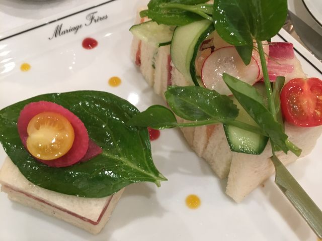 サンドイッチ。サラダの盛り付けも綺麗。_マリアージュフレール 銀座本店