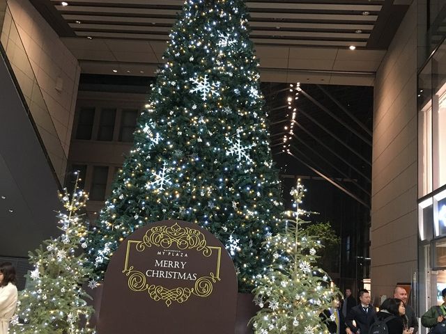 同建物のクリスマスツリー_カフェ・ド・クリエ 丸の内MY PLAZA店