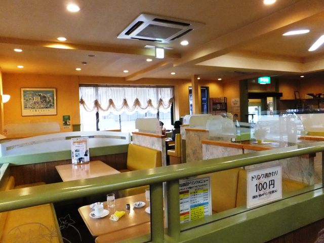 店内の様子(西側)_やすらぎ珈琲池田店