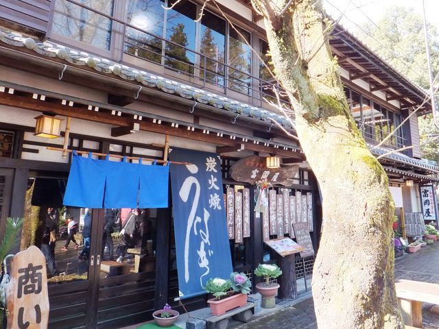 大きな建物です。参拝行列の中から撮影しています。_富岡屋