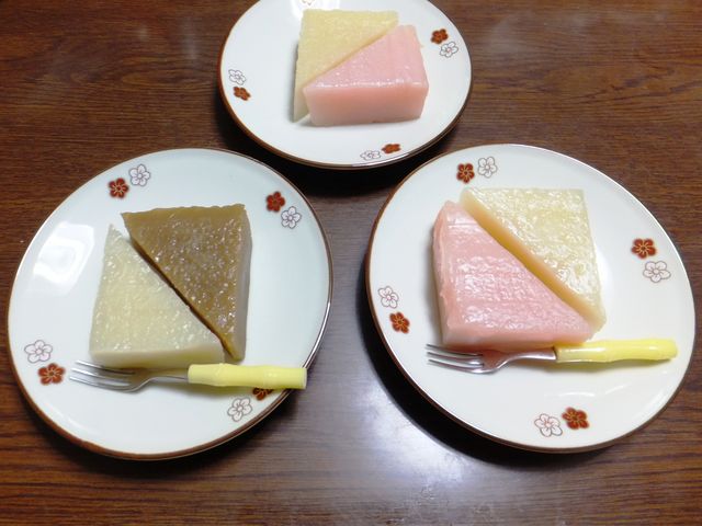 白色:ハチミツ味、茶色:黒糖味、ピンク色:ニッキ味_三枡屋