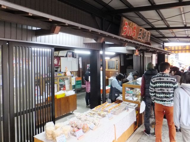 参拝待ちの行列とは別に、ここにも行列ができます。_三枡屋