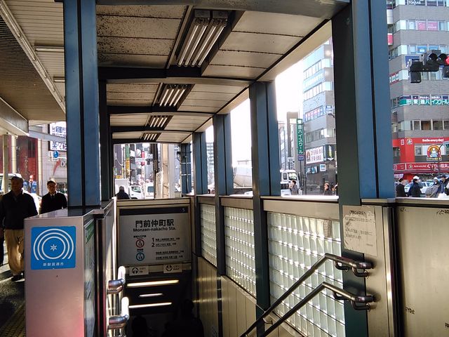 永代通りと清澄通りの交差点、北東角の地上口_東京メトロ東西線門前仲町駅