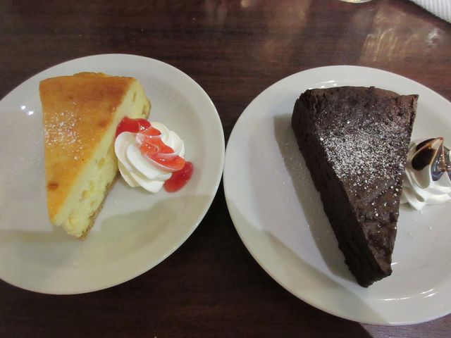 チーズケーキとガトーショコラ_Victor ビクター cafe&dining