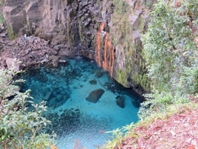 雄川の滝 エメラルドグリーンの滝つぼとオレンジ色の岩肌_雄川の滝