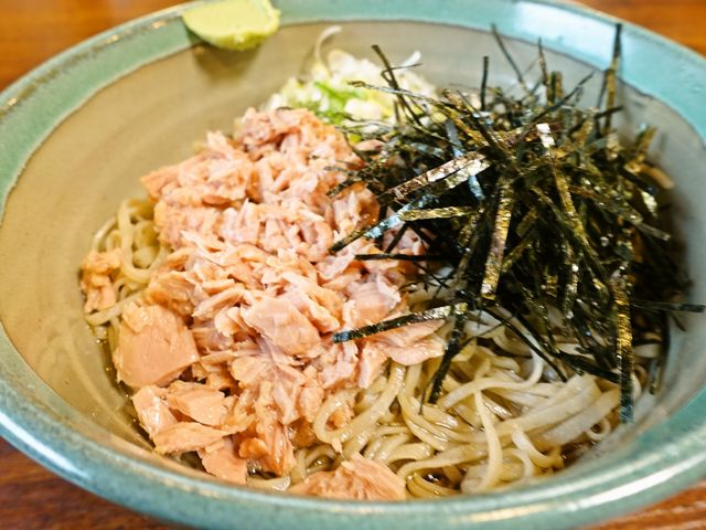 普通盛りではなく、大盛りを頼んで、がっつきたいそば。
ツナそば900円_そば処ふるさと