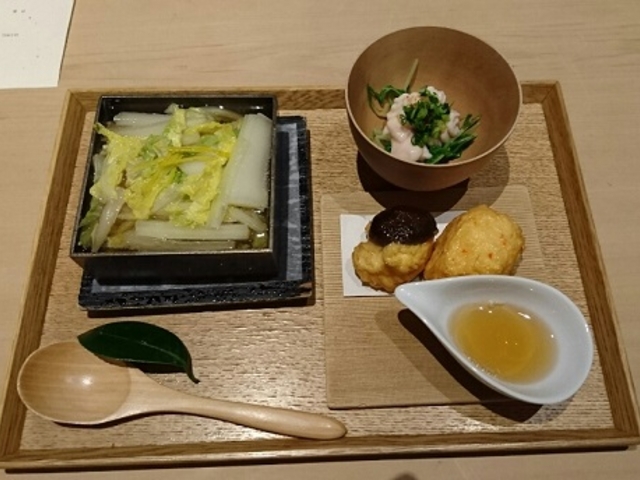 お鍋、海老真丈、雲子湯引き_茶洒・金田中