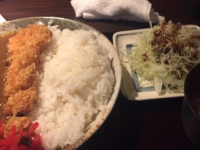 カツカレーにはキャベツと味噌汁も付きます。_一献豚 神田洞門