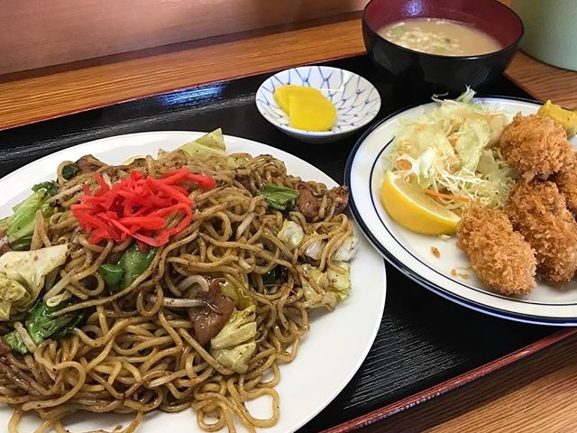 もつ入り焼きそば+牡蠣ふ_日本一食堂 かなくぼ店
