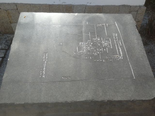 黒い石に図面が刻まれています。_美濃郡代笠松陣屋笠松県庁跡