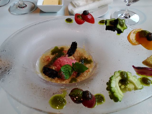 オードブルの紅ズワイガニに鎌倉トマトと夏野菜です_A ta guele(ア・タ・ゴール)