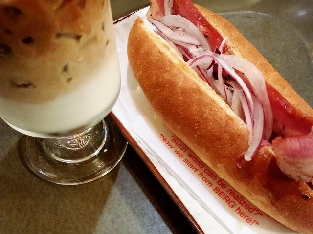 ラテとサンドイッチ。_BEER&CAFE BERG(ベルク)ルミネエスト新宿店
