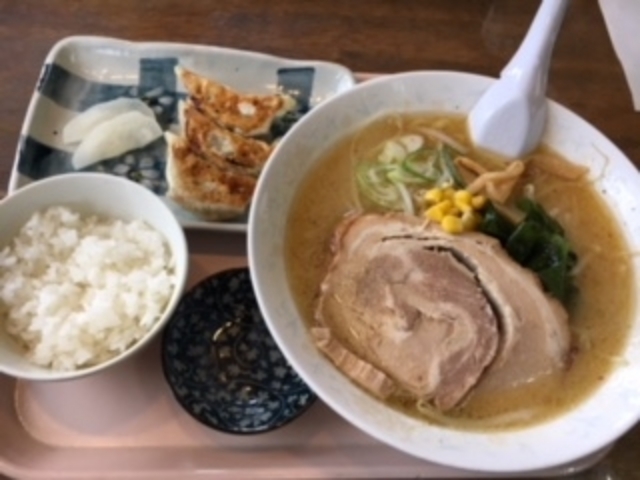 平日ランチです。味噌ラーメンのセットにチャーシューを追加しました。ボリュームがあって、おいしいです。_らーめん勝蔵