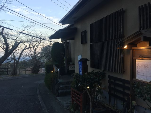 夕暮れにほんのり灯りが浮かびます。伊東園ホテルから少し下るとあります。駅からだと急な登り坂。_今半味どころ