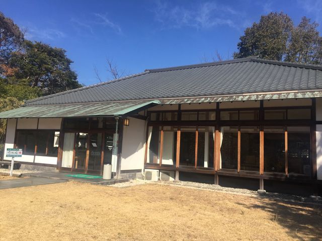 新潟県赤倉の旧家を移築した茶房。窓が大きく開放感あり。ステキ!_さくら坂