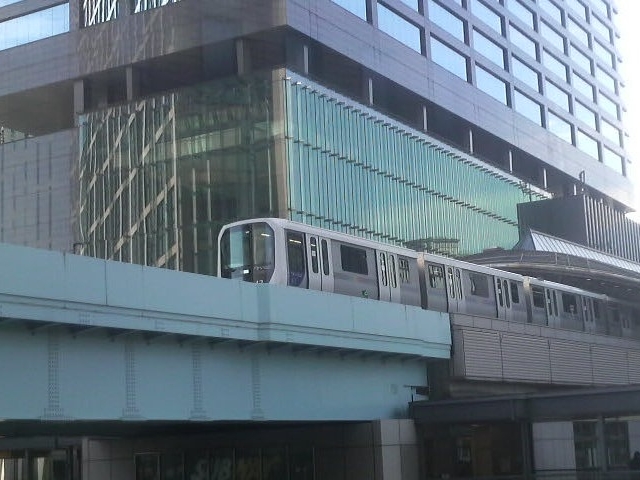 汐留駅を発車するゆりかもめ_新交通ゆりかもめ汐留駅