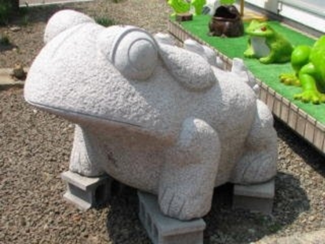 カエルの置物と写真撮るのもおすすめです_喫茶 がま記念館