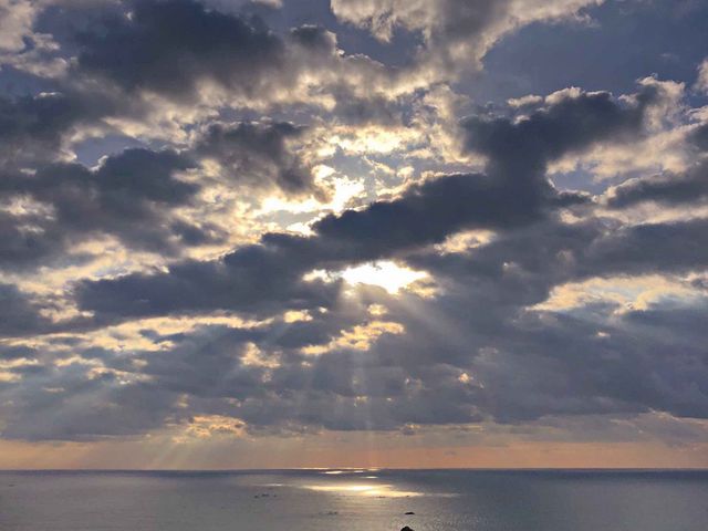 海が光に照らされ輝いています_魚見塚展望台