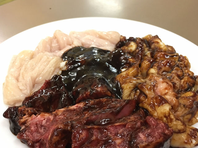 ホホ肉、シマチョウ、ホルモン。どれも味噌ダレに絡ませて焼きます。_元祖ホルモン 脇田屋本店