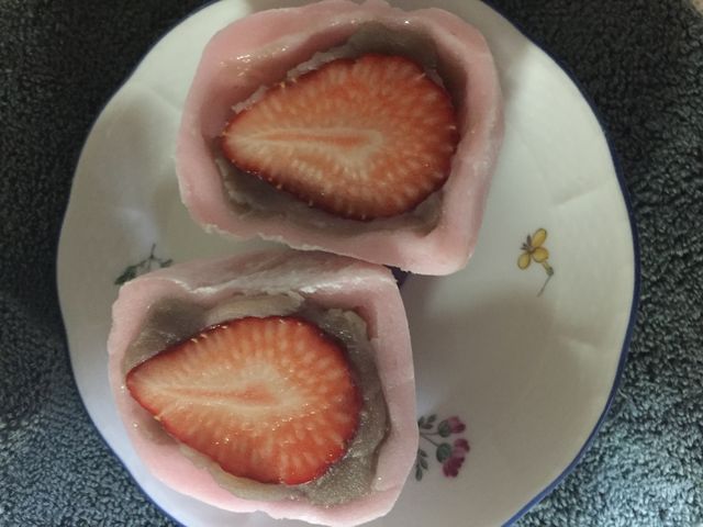 これは夜、周りの餅が落ち着いてきたころ。
買いたては切れないくらいにやわやわで食べるしかない。_あさひ餅店