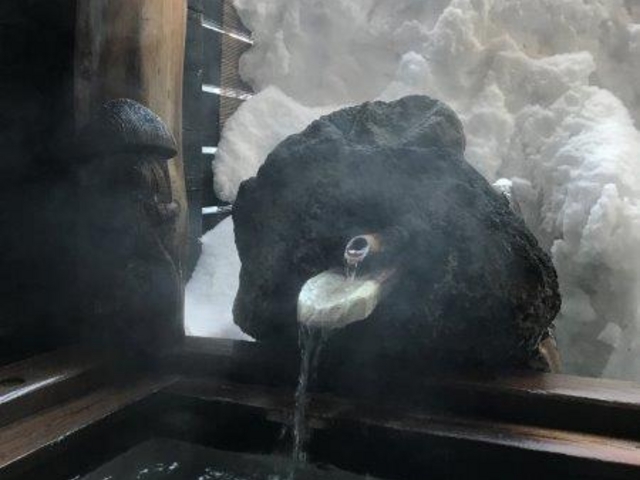 朝の露天風呂_縄文人の宿